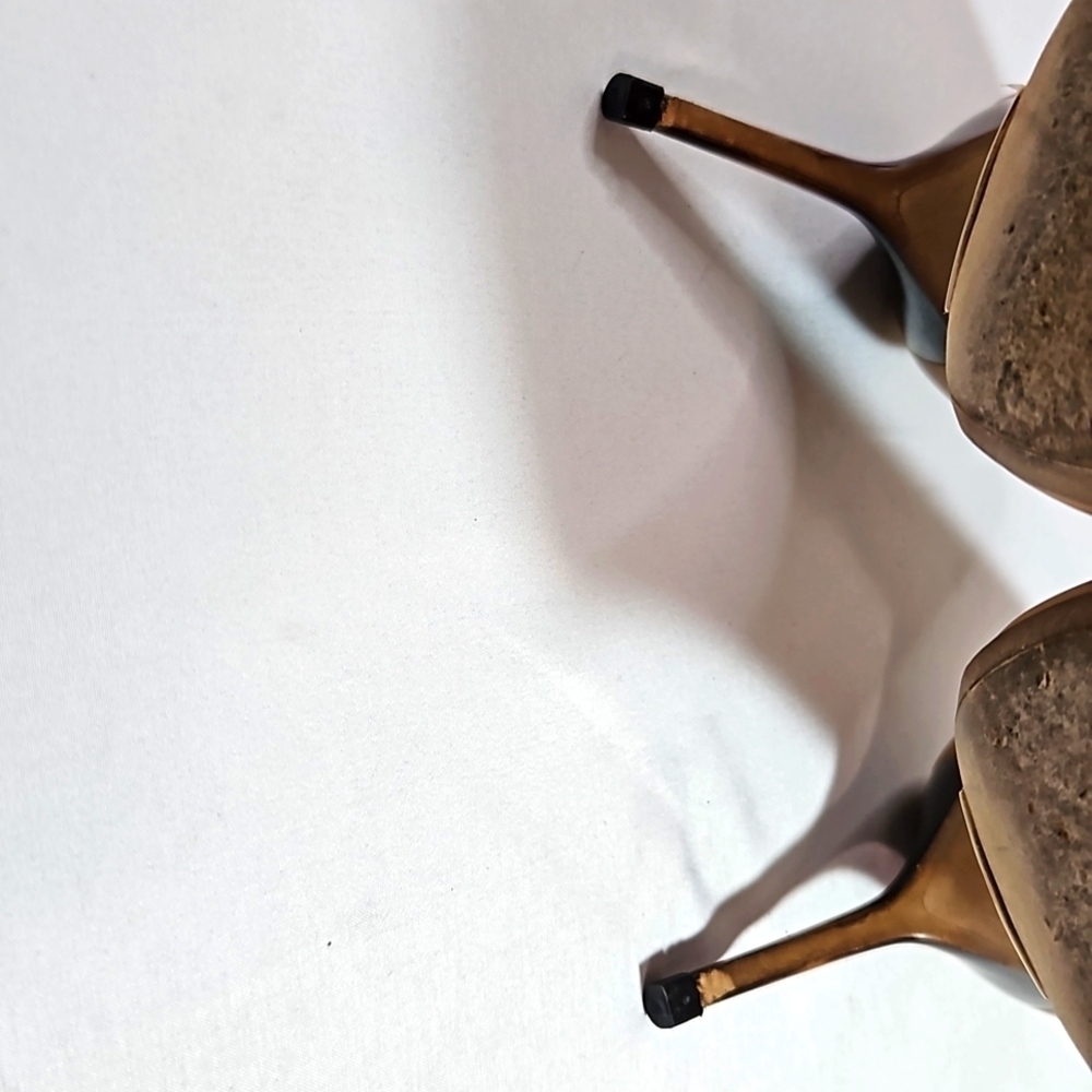 Burberry Women's Tan Leather Heels  SZ 40 - Picture 9 of 9